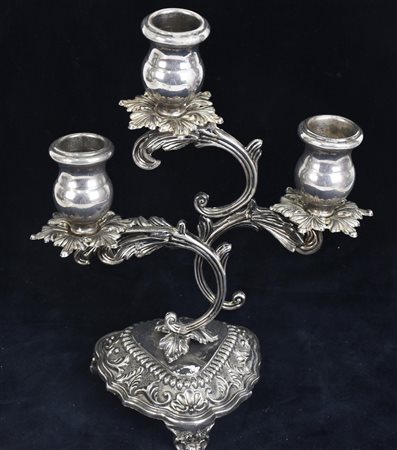 CANDELIERE IN METALLO ARGENTATO a tre fiamme Italia, anni '50 h 23 cm