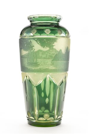 Vaso in vetro verde con parti acidate, decorato con paesaggio lacustre