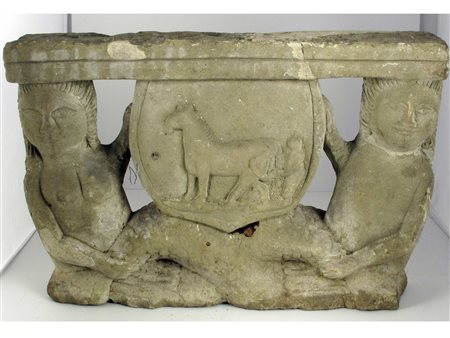 Fregio in pietra grigia con stemma centrale raffigurante la ferratura del...