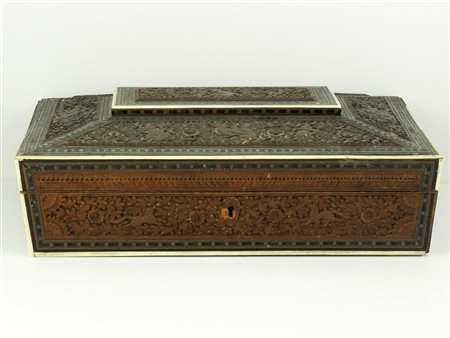 Scatola in legno intagliata Piccole mancanze Misure 23x33 cm altezza 10 cm