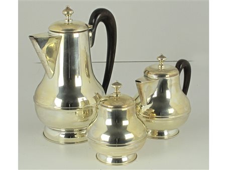 Servizio da tre pezzi in argento marchiato 800 Altezza caffettiera 22 cm,...