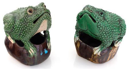 Coppia di rane in ceramica smaltata a tre colori, Cina, XX secolo , 12x12x8