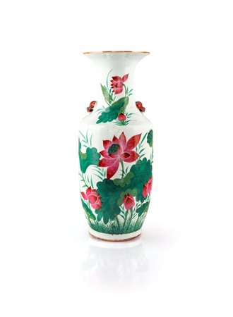 Vaso in porcellana, Cina, XX secolo con corpo a balaustro decorato con grandi...