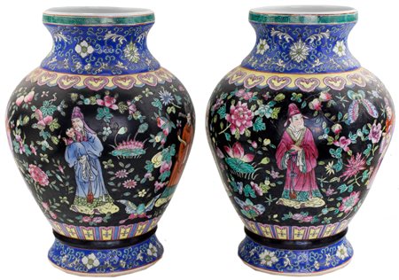 Coppia di vasi in porcellana policroma, Cina, XX secolo di forma sferica...