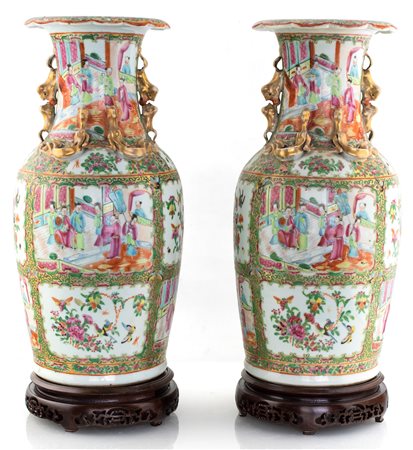 Coppia di vasi in porcellana, Canton con fitta decorazione nei toni della...