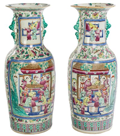 Coppia di vasi in porcellana, Cina lungo la tesa tre composizioni floreali;...