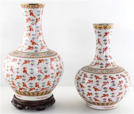 Due vasi in porcellana, Cina di forma sferica con lungo collo cilindrico e...