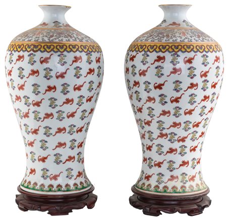 Coppia di vasi in porcellana, Cina decorati da figure di pipistrello in rosso...