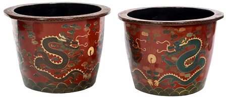Coppia di grandi cache-pots in papier-maché laccati, Cina, XX secolo di forma...