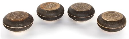 Quattro contenitori portaessenze in ceramica invetriata bruna, Cina, dinastia...