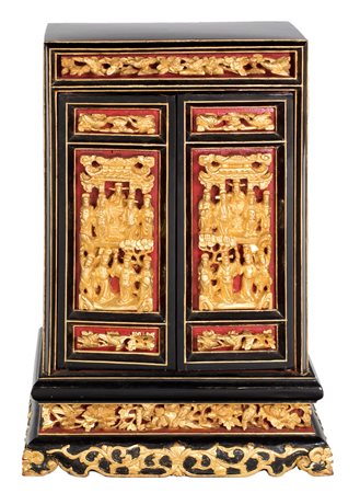 Piccolo altare da viaggio in legno laccato e dorato, Cina, XX secolo a due...