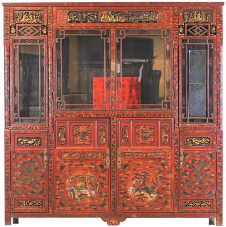 Vetrina in legno laccato rosso, Cina, XIX secolo a due ordini di sportelli di...