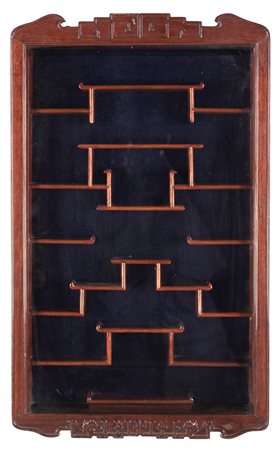 Vetrina pensile in legno, Cina, XX secolo con ripiani ad altezze asimmetriche...