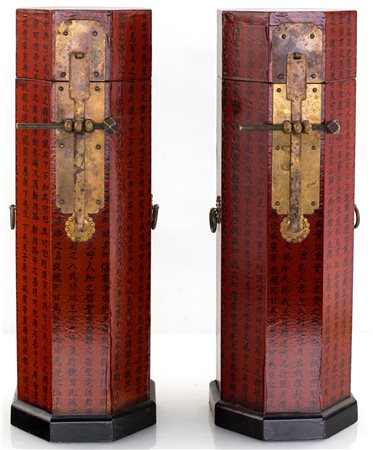 Coppia di antiche scatole portadocumenti in legno laccato, Cina di forma...