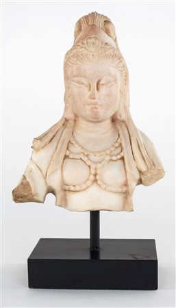 Piccolo busto di Guan Yin Avalokitesvara in marmo, Cina, dinastia Qing, XIX...
