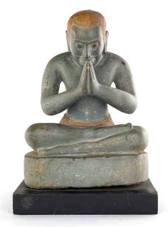 Piccola scultura in scisto verde, Cambogia, XX secolo raffigurante il re...