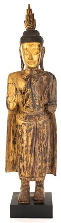 Grande figura di Buddha Abhaya in legno laccato rosso e dorato, Cambogia, XIX...