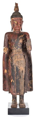 Grande figura di Buddha Abhayamudra in legno laccato rosso con tracce di...