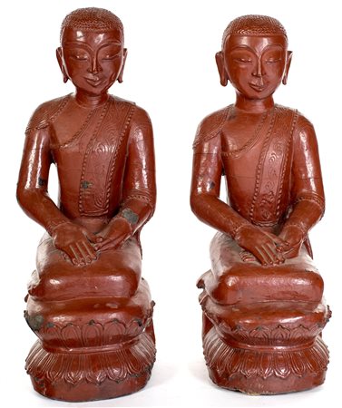 Coppia di sculture in legno laccato rosso, Lanna del Nord, Thailandia, metà...