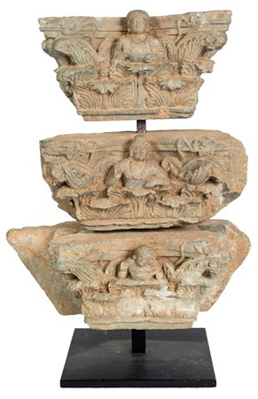 Tre capitelli in scisto grigio, area storica del Gandhara, II-III secolo...
