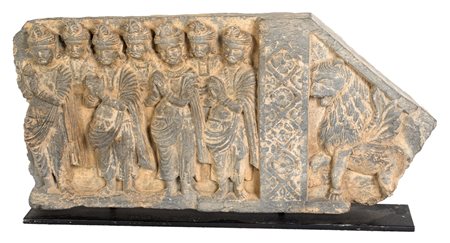 Parte di elemento architettonico (lintel) in scisto grigio scolpito in...