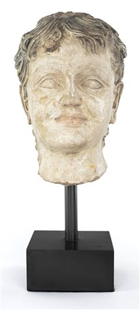 Testa di giovane in stucco policromo, area storica del Gandhara, III-IV...