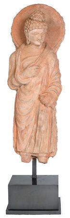 Grande figura di Buddha stante in terracotta, area storica del Gandhara,...