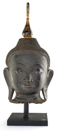 Testa di Buddha in lacca nera e carta pesta su stoffa, Birmania, XIX secolo...