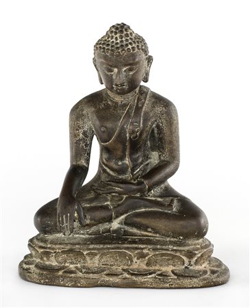 Piccolo Buddha Bhumisparsha in bronzo a fusione piena, post Pagan, Birmania,...