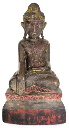 Buddha Bhumisparsha in legno con tracce di cromia rossa e doratura, Birmania,...