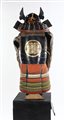 Antica armatura da samurai Yoroi con elmo, Giappone, primo periodo Showa...