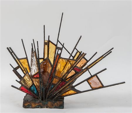 Lampada da tavolo con struttura in bronzo e inserti in vetro colorato. Prod....