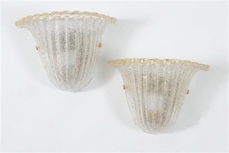 MURANO Coppia di applique in vetro soffiato con struttura in metallo. Marchio...