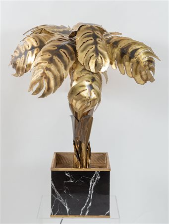 MAISON JANSEN, attr. Lampada da terra in ottone lavorato a mano con una base...