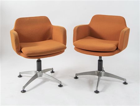 ANONIMA CASTELLI Coppia di poltrone in metallo rivestite in tessuto. Marchio...