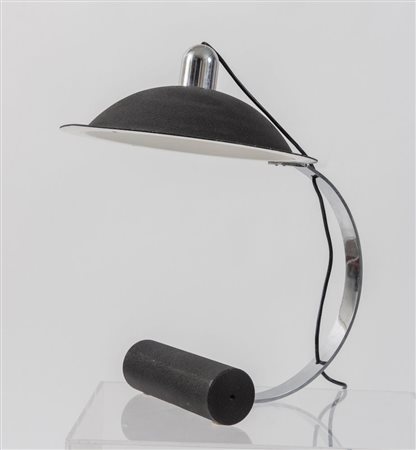 LAMPERTI Lampada da tavolo in acciaio cromato e alluminio verniciato. Prod....