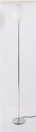 ACHILLE CASTIGLIONI Lampada da terra in metallo cromato con paralume in vetro...
