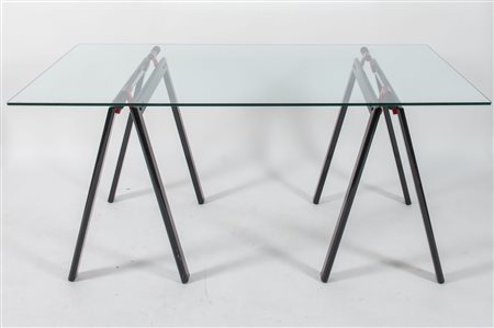 GAE AULENTI Tavolo con struttura in alluminio laccato e piano in vetro;...