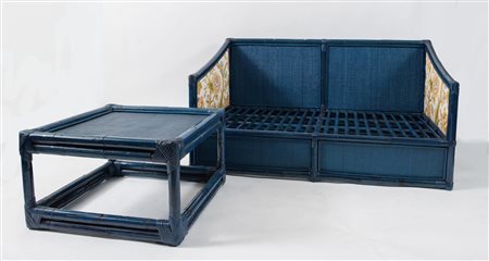 VIVAI DEL SUD Divano a due posti con tavolino da caffè. Prod. Vivai del Sud,...