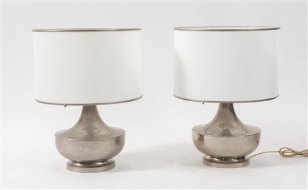 Coppia di lampade da tavolo in metallo con paralume in perspex. Prod. Italia,...