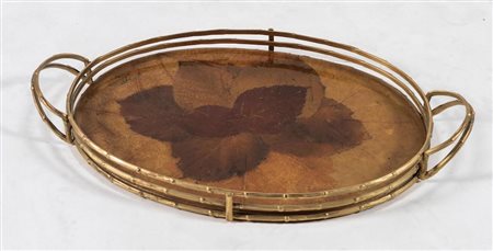 Vassoio in ottone e resina con foglie essiccate. Prod. Italia, 1970 ca. Cm...