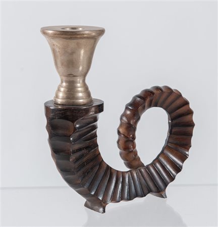 Portacandele in fusione di metallo. Prod. Italia, 1970 ca. Cm 19x19x6,5.