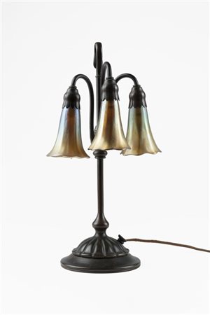 Tiffany Studios (Attribuito)
Lampada da tavolo modello "Three-light Lily". New Y