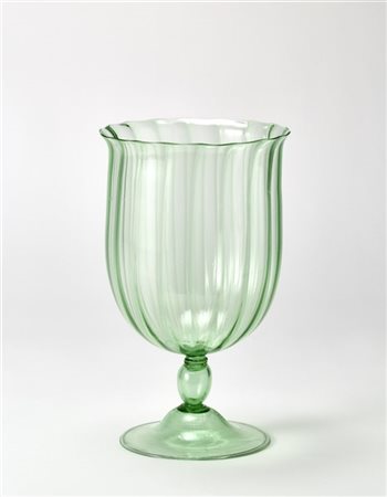 Napoleone Martinuzzi Vaso a calice con corpo costolato, gambo a balaustro e pied