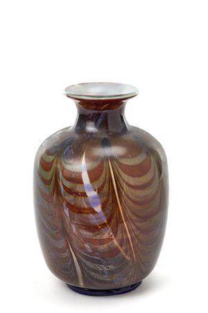 Manifattura di Murano Vaso. Secolo XX. Vetro soffiato incamiciato ambra e verde