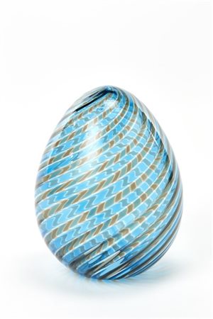 Venini Uovo. Murano, 2002. Vetro soffiato a canne ritorte blu, rosse e incolore.