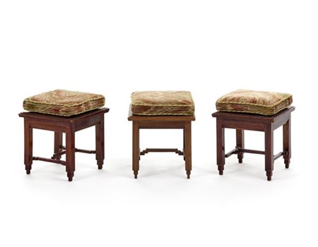 Gruppo di tre panchetti alla maniera di Piero Portaluppi in legno massello con