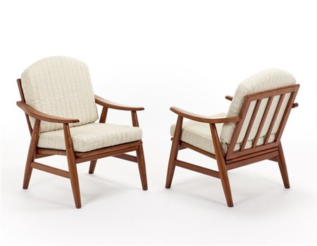 Coppia di poltrone con struttura in legno massello e cuscini asportabili imbott