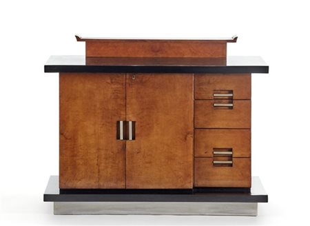 Credenza Novecento impiallacciata in radica con base e maniglie in anticorodal,
