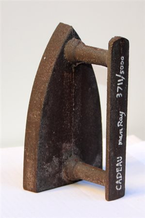 MAN RAY Cadeau, 1974 ferro, cm. 16.3 x 10 x 8.5 Edizione di 5000 esemplari...